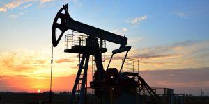 Oil’s Worst Drop in a Year Sends Energy Stocks Lower